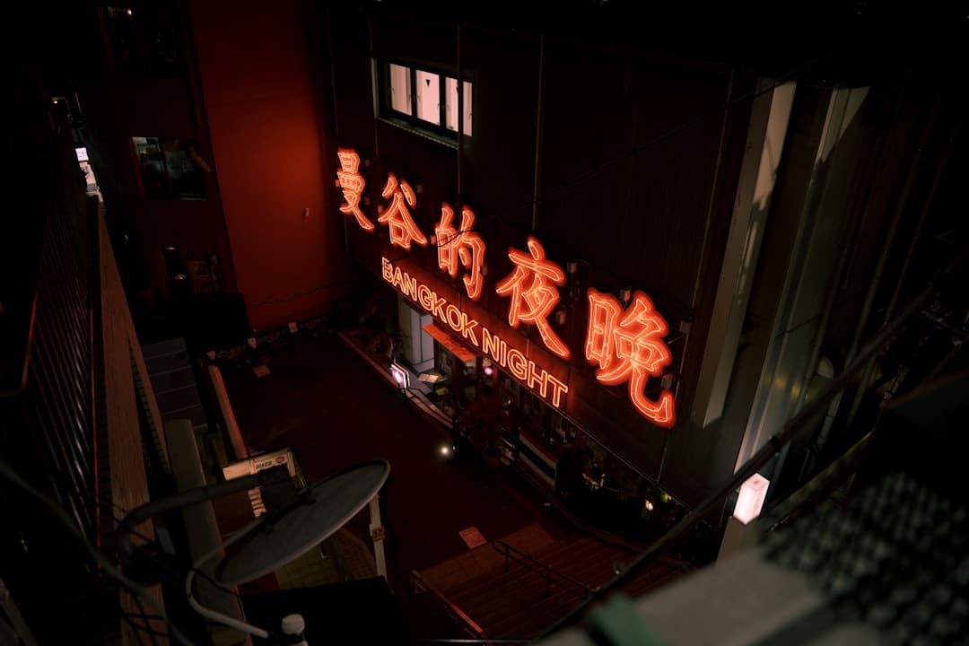 《那一场呼啸而过的芳华》预告海报双发 “喜爱你就要耍女流氓”成芳华宣言